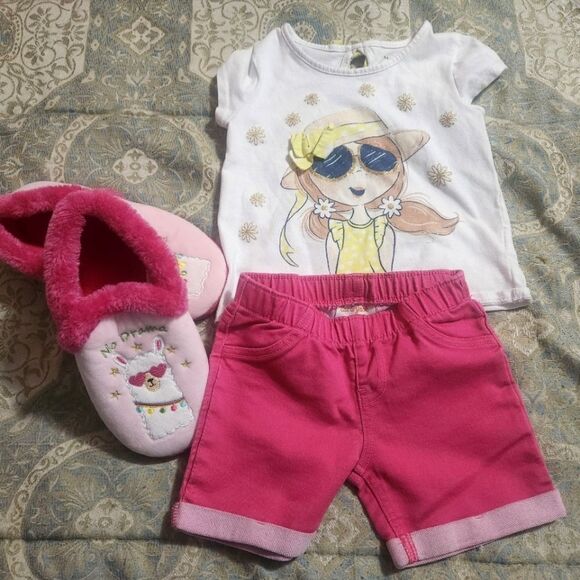 Girl's 4- 5 Years Lot of 3 Pieces Shorts, T-shirt,  Slippers - Picture 1 of 10